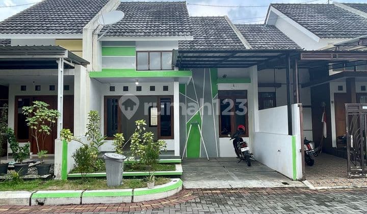 Rumah di Cluster Gentan Solo. Akses 2 Mobil Simpangan, Cocok untuk Keluarga.
