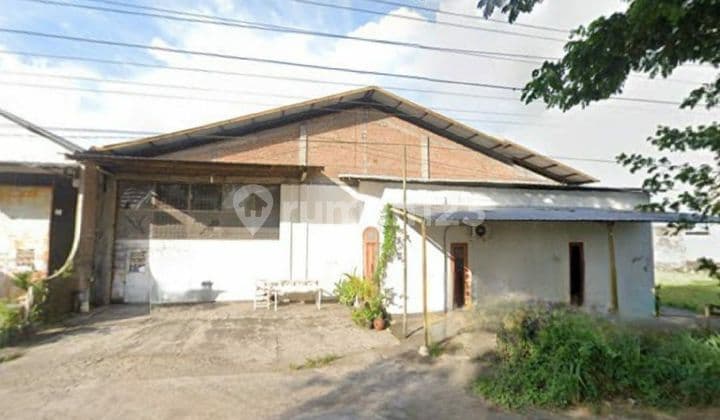 Container access warehouse on the side of Serenan Sukoharjo highway.