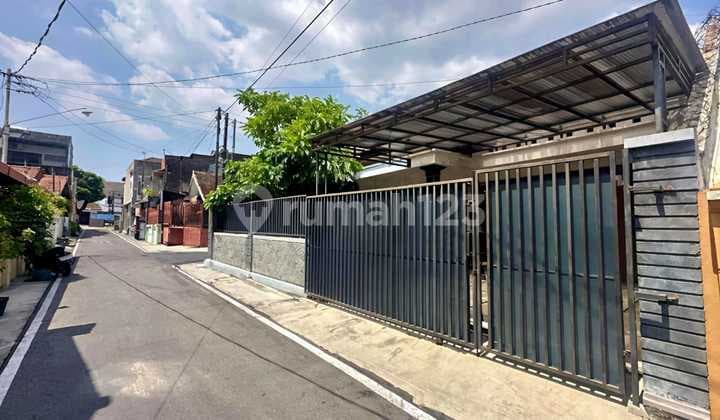 Nice Central City House Hook Semi Furnished in Manahan, Solo