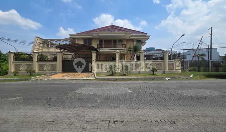 Rumah Mewah Ala Istana Sultan Crazy Rich Solo Baru