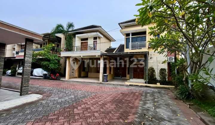 Rumah bagus 2 lantai full furnished di cluster elite colomadu