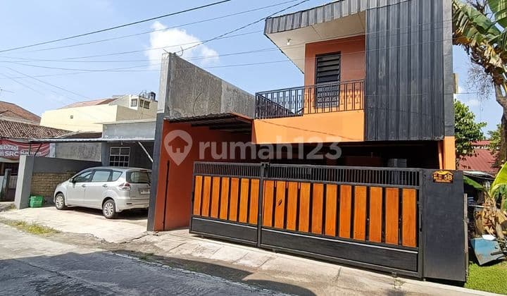 Dijual Rumah Kost 1½ Lantai, 8 Kamar Tidur. Jalan Simpangan Mobil.