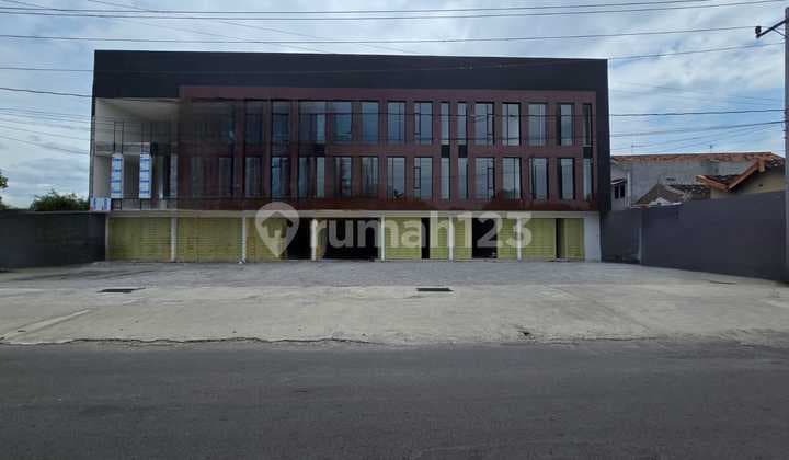 Disewakan Ruko Baru Lokasi Prime Di Jalan Pakel Baturan – 3 Lantai, Akses Jalan Lebar