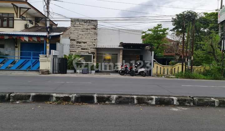Dijual Rumah atau Ruang Usaha atau Kantor Strategis di Jajar Laweyan Solo.