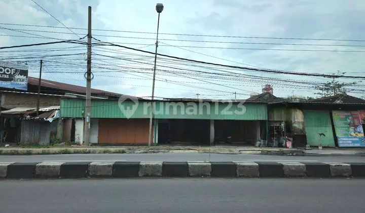 Strategically Located Shop House Near Solo Baru