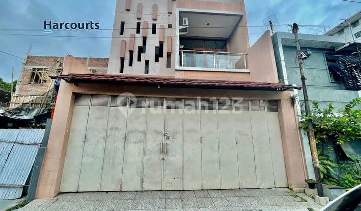 Rumah 2,5 lantai ada rooftop dekat Solo Paragon Mall di Ketelan Banjarsari Solo.