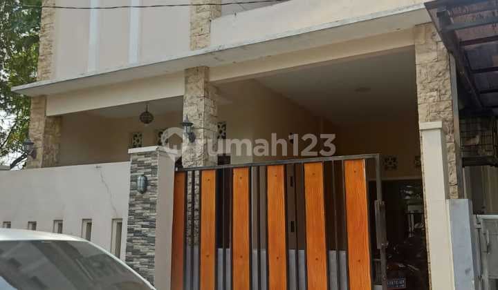 Rumah Bagus 2 Lantai dengan Perabotan di Kawasan Solo Baru