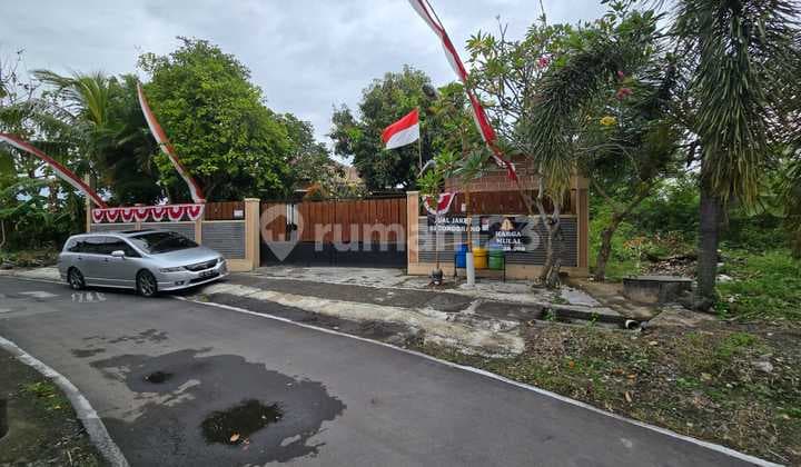 For Sale: Rumah Nyaman Siap Huni, Dengan Halaman Dan Taman Yang Luas. Cocok Untuk Slow Living.