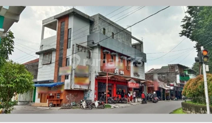 Rumah dan ruang usaha 3lantai di Dekat kampus di Jebres Solo Rumah dan ruang usaha 3lantai di Dekat kampus di Jebres Solo