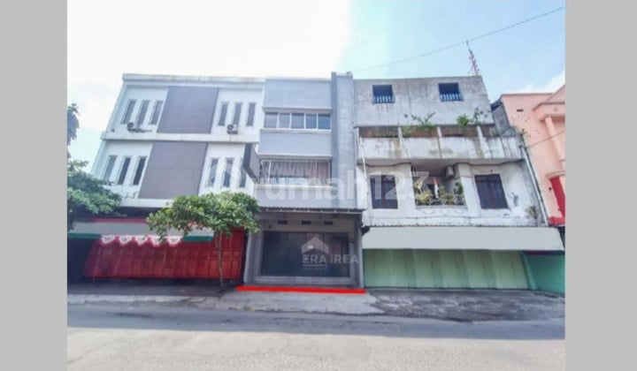 Strategic 3-story shophouse in Kepatihan Jebres, Solo Strategic 3-story shophouse in Kepatihan Jebres, Solo