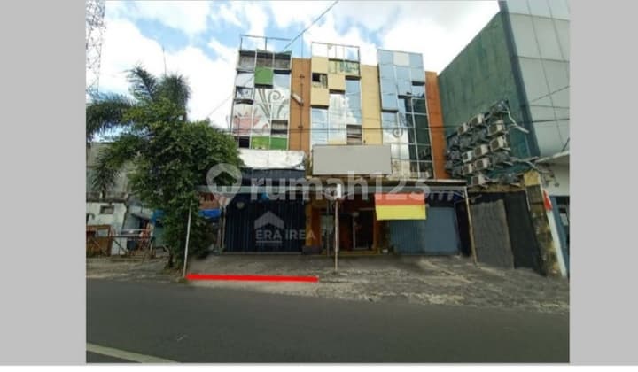 Strategic 3-story shop house near the city hall in Kepatihan, Solo.