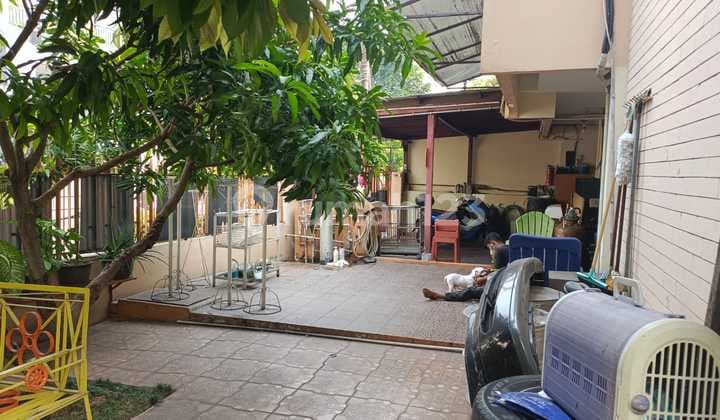 Corner House in Taman Kedoya Baru – Strategic Location, Negotiable Price!