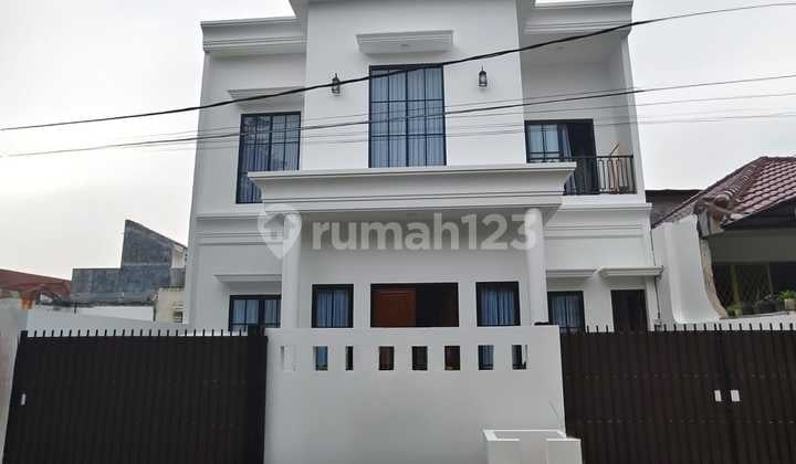 Rumah 2 Lantai Dalam Komplek Dekat Mall Cinere, Jakarta Selatan