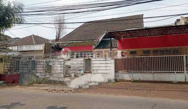 Rumah Pinggir Jalan Di Megapolitan Cinere, Jakarta Selatan