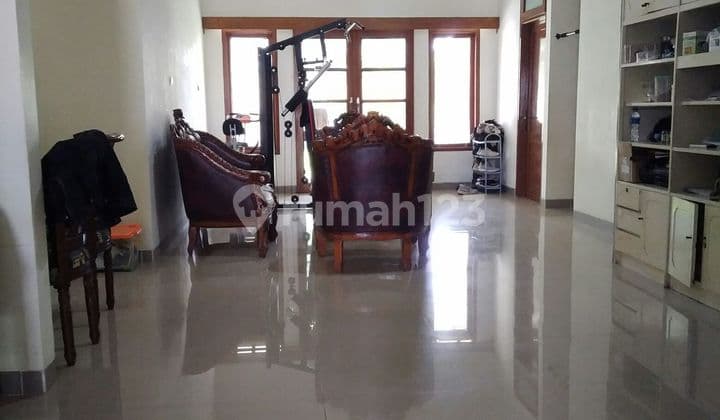 Rumah nyaman di Sariwangi dengan halaman depan & belakang luas