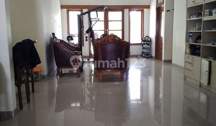 Rumah nyaman di Sariwangi dengan halaman depan & belakang luas