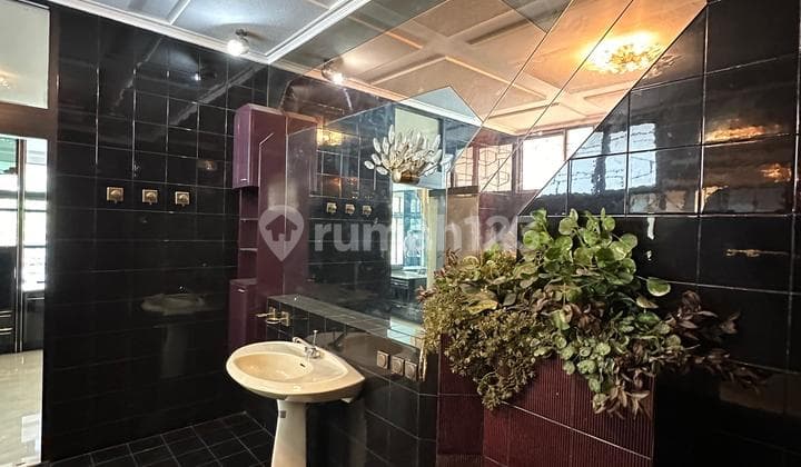 Rumah Klasik di Pondok Indah Area Lokasi strategis dekat dengan Pondok Indah Mall