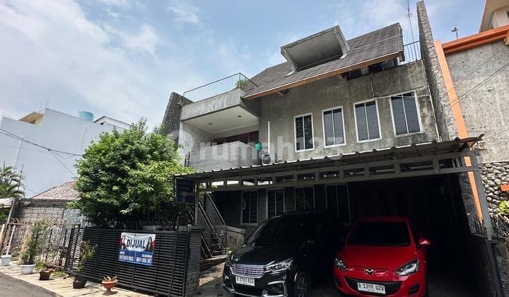 Rumah 3 Lantai di Lokasi Strategis di Radio Dalam Area Hanya Selangkah ke Grandlucky Superstore dan 7 Menit Dari Gandaria City