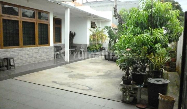 For Urgent Sale, Ready-to-Occupy Spacious and Sturdy House Near Becakayu Toll Road.