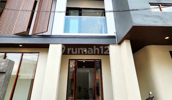 Rumah Mewah, Bagus, Siap Huni, Dekat Kampus, Caturtunggal