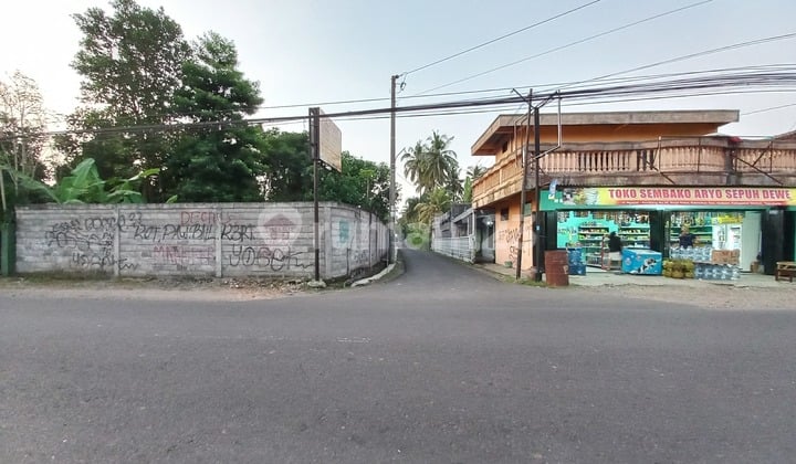 Large and Strategic Land Near Godean Market, Suitable for Business.