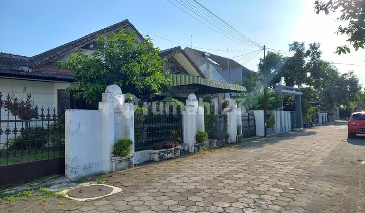 Rumah dengan Halaman Luas Lokasi Strategis Dekat Sman 2 Jogja /Dh.