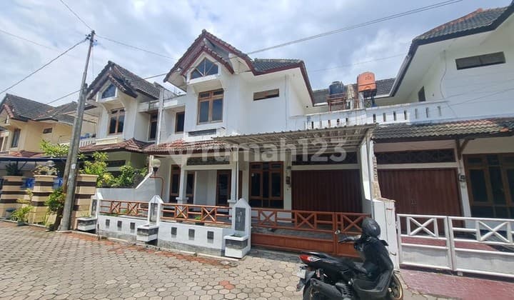 Rumah 2 Lantai Dalam Perum Dekat Mirota Godean 10 Menit Tugu Jogja.