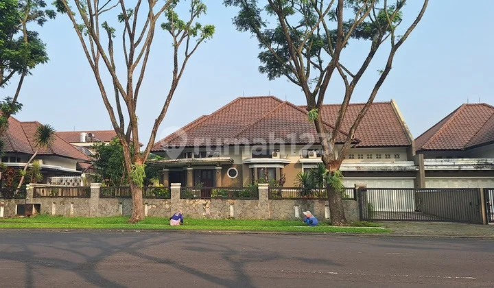 Charming & Spacious Old Bandung House in KBP