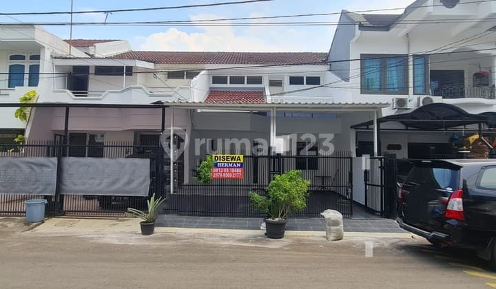 Di Sewakan Cepat Rumah Asri bagus Rapi Strategis baru di Renovasi di Janur Asri , Kelapa Gading
