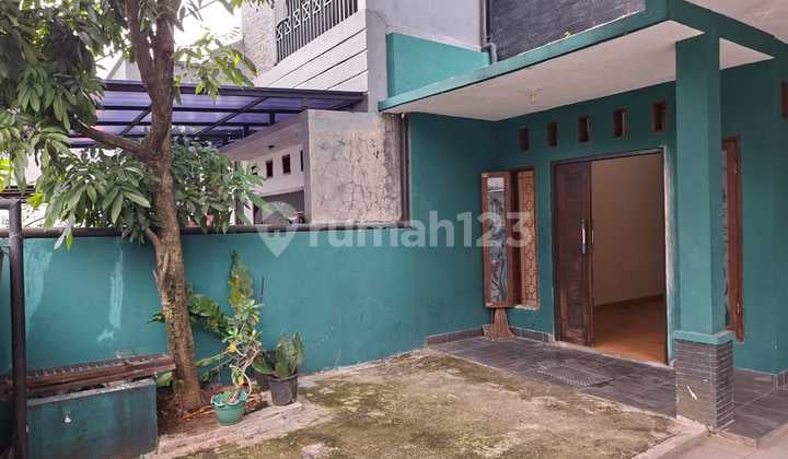 A 2-story house ready for occupancy in Tanah Baru, Depok