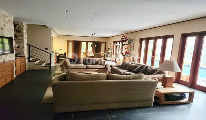 Rumah Lux 2 Lantai Semi Furnished Kolam Renang Di Sayap Hegarmanah Bandung