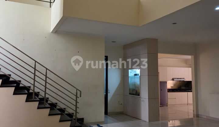 Rumah 2 Lantai Bagus Di Singgasana Pradana Bandung