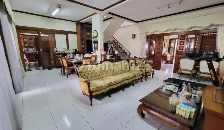 Rumah Asri Setrasari Kulon Material Jati Bagus SHM di Setra Sari