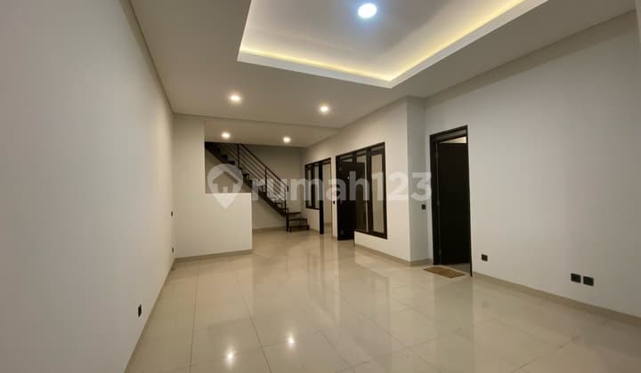 Rumah Renovasi Bagus Singgasana Pradana Kamar 3 Harga 70 Juta Per Tahun di Mekar Wangi