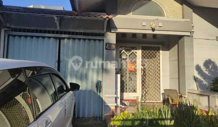 Rumah Pinggir Jalan Kencana Loka SHM Cocok untuk Retail