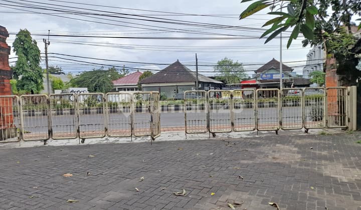 Shophouse on the side of the road by Pass Sanur Jdps250