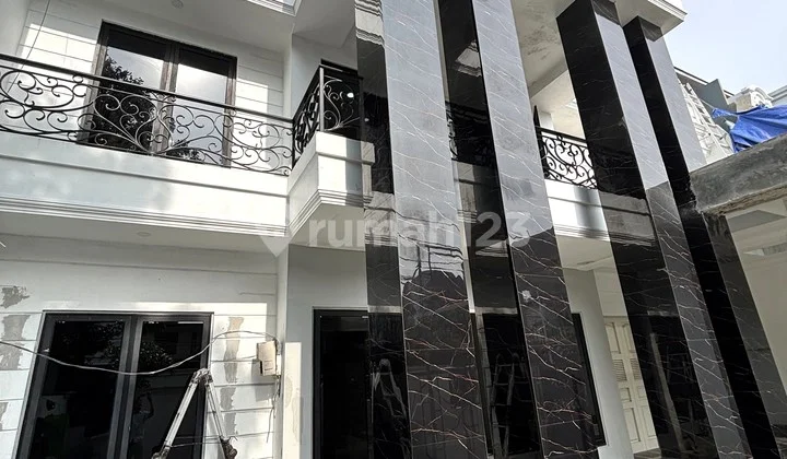 Brand New House, Modern, Excellent, 3 Bedrooms, Suitable for Family Living, Near Pondok Indah Mall