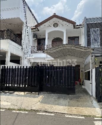 Rumah 2 Lantai, Terawat, Bagus, 4 Kamar Tidur, Semi Furnished, Dekat Sekolah Bm 400 Pondok Indah