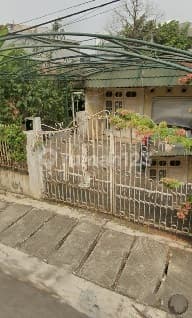 Sold Below Market Value, Old House, Suitable for Building Boarding Houses, New House, Location in Benhil Close to Offices