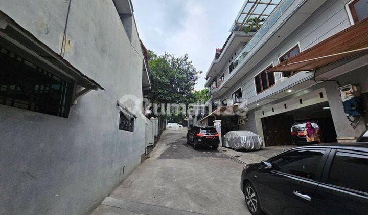 Rumah Lama, Lokasi Pinggir Jalan Besar, Cocok Untuk Kantor, Usaha Komersil di Wijaya, Kby Baru