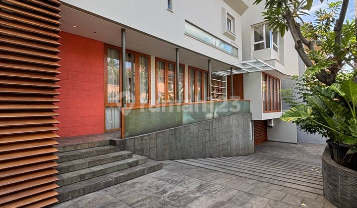 Rumah Gaya Kontemporer, 2 Lantai, Bagus, Terawat 4 Kamar, Cocok utk Hunian Keluarga di Pondok Indah