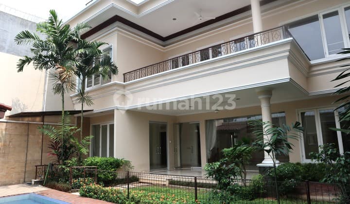 Rumah Mewah, Terawat, 4 Kamar, Semi Furnished, Dekat Jis Pondok Indah, Cocok untuk Hunian Kel