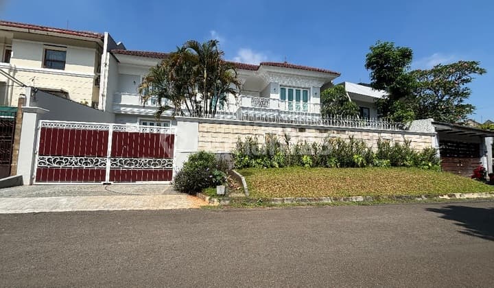 Rumah Mewah,, 2 Lantai, 5 Kamar, Semi Furnished, Cocok untuk Hunian Keluarga di Pondok Indah