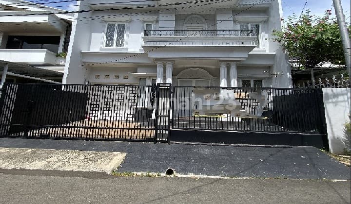 Rumah 2 Lantai, Bagus, Terawat Unfurnished, di Pondok Indah