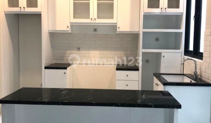 Nice, Clean, Well-Maintained Rental House, 3 Bedrooms, Suitable for Family Living, Close to Pondok Indah Mall