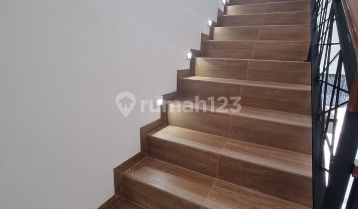 Rumah 2 Lantai, Siap Huni Dekat Kampus UI, Stasiun & Mall