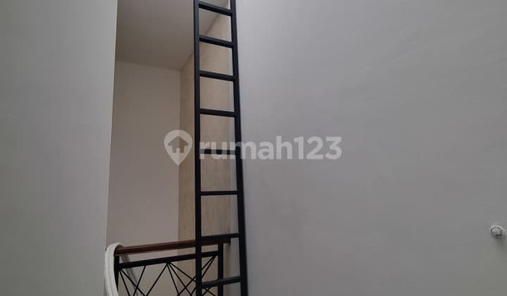 Rumah 2 Lantai, Siap Huni Dekat Kampus UI, Stasiun & Mall