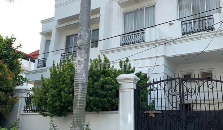 Dijual Rumah Mewah di Pluit Murni, Row jalan luas Lokasi strategis