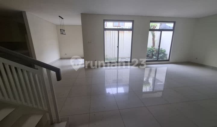 Rumah 2 Lantai Lokasi.strategis di Bintaro Sektor 7