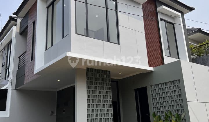 Price Drop: Corner House, 2 Floors, Ready to Occupy, Strategic Location Bintaro